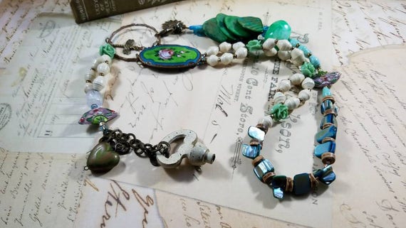 Green Roses Assemblage Lariat Pendant Necklace, Long Gypsy Lariet Enamaled Roses Pendant, Long Boho Upcycled Vintage Lariet Necklace