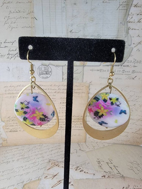 Shell Floral Dangle Hoop Earrings; Pastel Colors Beaded Drop Earrings; Decaled Flowers Earrings; Soft  Floral Earrings; Boho Flowers Hoops