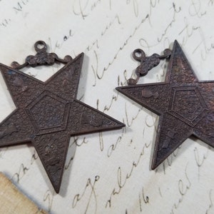 Bronzo Antico OES Pentagram Pendant Pack di 2; Medaglia dell&#39;Ordine della Stella Orientale; Antico Ciondolo Rustico Stella; Pentagramma Charm; Witchy Star Charm
