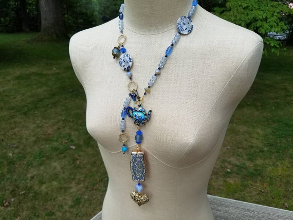 Teapot Pillcase Blue Floral Beaded Assemblage Pendant Necklace, Vintage Jewelry Medicine Box Lariat, Long Sky Blue Czech Glass Beaded Lariat