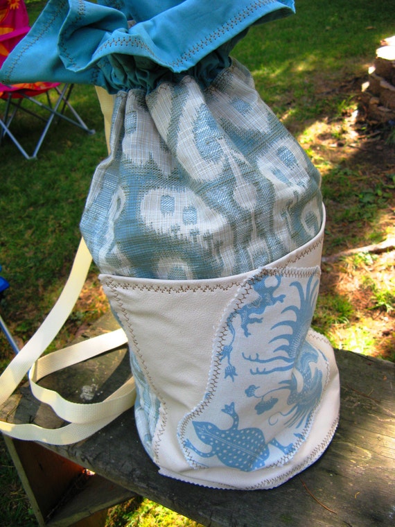 Aqualung Beach Tote drawstring duffle bag with cream vinyl bottom and two shoulder straps