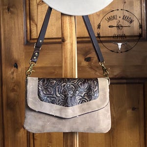 Bolso bandolera o cartera de piel con relieve de rosa