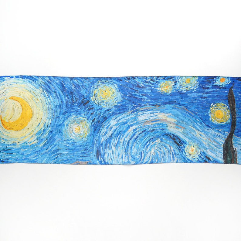 Puede incluir: Una pintura de un cielo nocturno estrellado con una luna creciente y nubes arremolinadas. El cielo es de un azul profundo con estrellas amarillas y una luna amarilla brillante. Las nubes son blancas y grises y se arremolinan en el cielo.