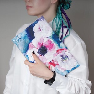 Bolso de noche rosa Bolso pequeño floral Clutch tipo sobre Estampado de flores Bolsos azules de diseñador Hecho en Ucrania Regalos para ella Regalo para amantes del arte imagen 7