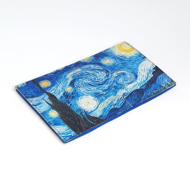 Puede incluir: Una cartera azul con una impresi&oacute;n de La Noche Estrellada de Van Gogh.