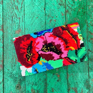 Bolso de mano bordado Bolso pequeño floral Hecho en Ucrania Bolso de mano con estampado de flores Bolso de noche Bolsos de diseñador Regalo para ella Regalo único