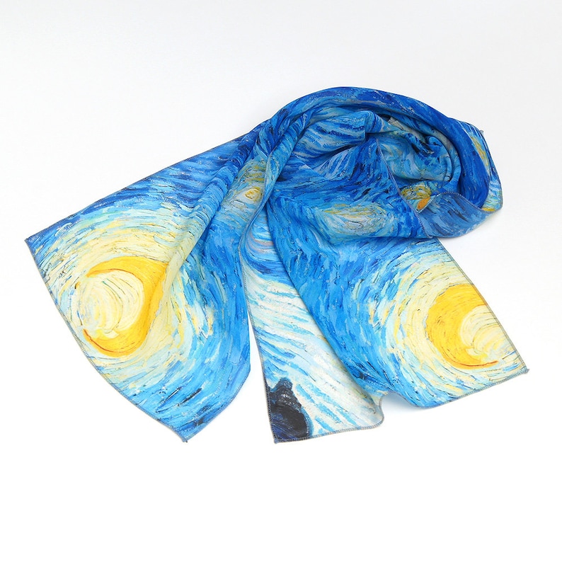 Puede incluir: Una bufanda de seda azul y amarilla con un patr&oacute;n de remolino que recuerda a la pintura de Vincent van Gogh "La noche estrellada".