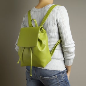 Mochila de piel ecológica verde, mochila de piel vegana, mochila para mujer, cartera para mujer de color verde chartreuse, mochila verde, mochila de diseñador