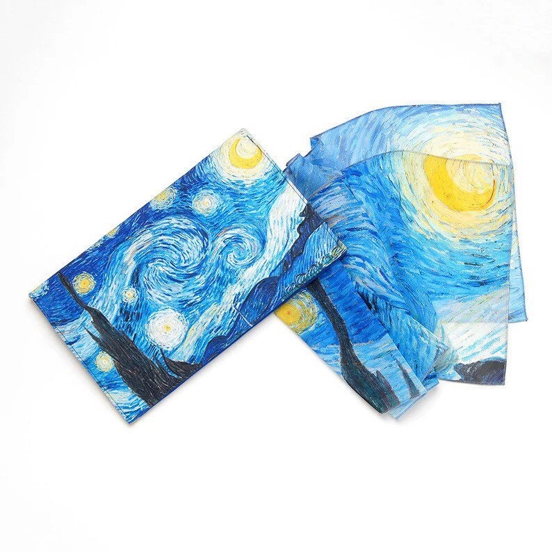 Puede incluir: Una cartera azul y amarilla con una impresi&oacute;n de La Noche Estrellada de Vincent van Gogh.