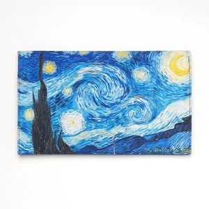 Puede incluir: Una cartera azul y amarilla con una impresi&oacute;n de La Noche Estrellada de Vincent van Gogh.