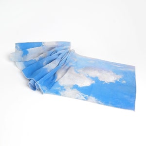 Cachecol de nuvens para mulheres, presente para professora de arte, cachecol de verão, cachecol azul claro, feito na Ucrânia, presente para ela, xale de casamento, presente para mãe, cachecol de seda chiffon