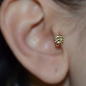 Tragus oorbel - gouden neus hoepel - Helix oorbel - toren oorbel - 6mm bloem tragus sieraden 16g - kraakbeen piercing - neusring