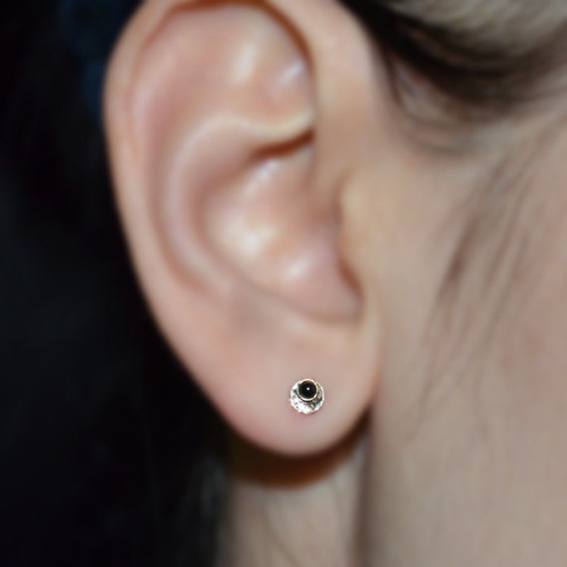 Tragus Stud Helix Stud Nose Screw 18g Gold Nose Ring Cartilage Stud Tragus Earring Stud 2mm Onyx Nose Stud 18g