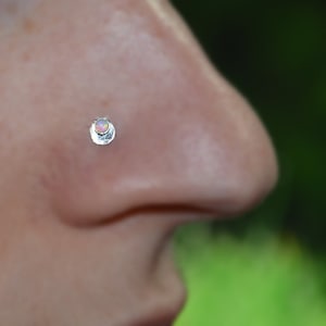 2mm White Opal Nose Stud 18g - Zilveren neusring - Tragus Earring Stud - Helix Stud - Kraakbeen Stud - Tragus Stud - Neusschroef 18g