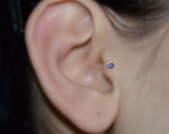 Gouden traguspiercing met saffier van 2 mm - Neuspiercing - Traguspiercing - 18g kraakbeenpiercing - Helixpiercing - Traguspiercing
