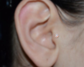 Clou de tragus en opale blanche de 2 mm - Clou de nez en or 20g - Boucle d'oreille tragus - Boucle d'oreille cartilage - Boucle d'oreille hélix avant - Vis de nez - Piercing tragus