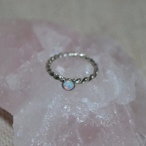 Anneau de nez en argent - cerceau de nez opale blanche de 2 mm - boucle d'oreille tour - piercing de septum - bijoux Tragus - cerceau de boucle d'oreille cartilage - bague Daith calibre 18