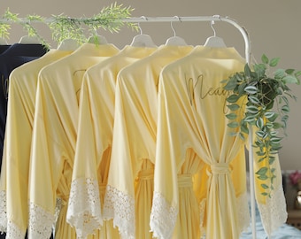Batas de dama de honor de algodón amarillo. Kimono personalizado para estar en casa.