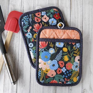 Handmade Pot Holders Trivets, Set of 2:  Modern Floral! Quilted Oven Mitts, Pocket Potholders, Gift for Cook, Kitchen Decor,  Mom Gift