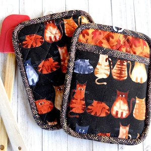 Handmade Pot Holders Trivets, Set of 2:  Whimsical Kitty Cats,  Quilted Oven Mitts, Pocket Potholders, Cat Lady Gift. Chef Gift, Pet Lovers