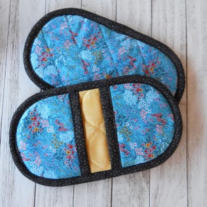 Set of 2 Quilted Pot Holders, Blue Modern Floral Pocket Pinchers