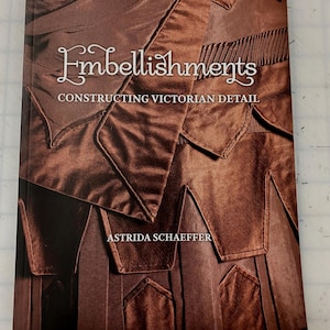 Libro de vestuario: Adornos, construcción de detalles victorianos, como nuevo, por Astrida Schaefer