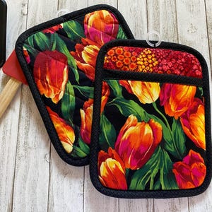 Handmade Pot Holders Trivets, Set of 2: Modern Floral Tulips, Quilted Oven Mitts, Handmade Pocket Potholders, Kitchen, Hostess, or Mom Gift