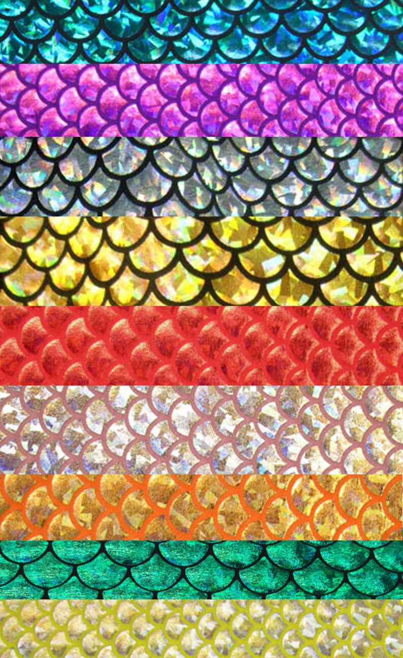 Pu&ograve; includere: Un primo piano di un tessuto iridescente con un motivo a squame in vari colori, tra cui turchese, viola, argento, oro, rosso, rosa, arancione, verde e giallo.