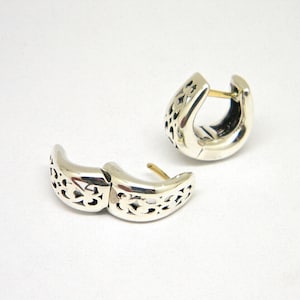 Sterling Silber Huggie Ohrringe mit 18K-Pfosten, durchbohrt Muster