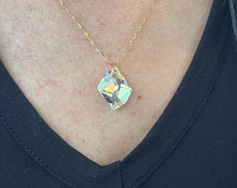 Collana con cristalli iridescenti in oro 18 carati / Collana con pendente Aurora Boreale / Gioielli con cristalli arcobaleno / Collana di tendenza / Regalo per lei