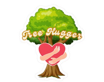 Könnte beinhalten: Ein Aufkleber mit einem Cartoon-Baum mit einer grünen Baumkrone und einem braunen Stamm. Ein rotes Herz mit Armen, die es umarmen, befindet sich in der Mitte. Die Worte "Tree Hugger" sind in einer Retro-Schrift geschrieben.