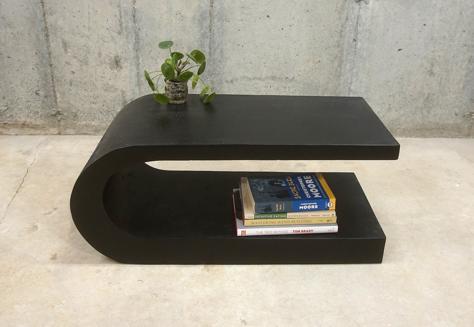 Modern Crescent Curve Table - Stylish Half Moon Shape in Sleek Black ...