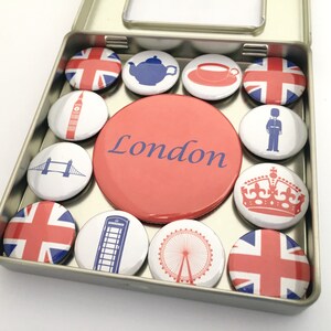 Puede incluir: Un juego de 12 imanes para nevera con tem&aacute;tica de Londres en una caja de hojalata. Los imanes presentan monumentos emblem&aacute;ticos de Londres, s&iacute;mbolos y la bandera de la Union Jack. Los imanes son rojos, blancos y azules.