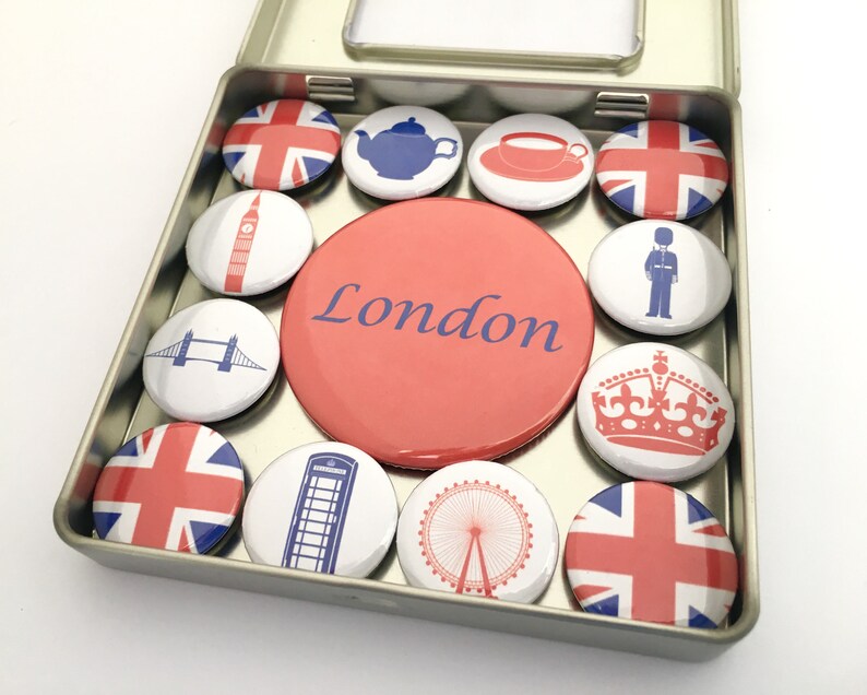Puede incluir: Un juego de 12 imanes para nevera con tem&aacute;tica de Londres en una caja de hojalata. Los imanes presentan monumentos emblem&aacute;ticos de Londres, s&iacute;mbolos y la bandera de la Union Jack. Los imanes son rojos, blancos y azules.