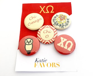 Puede incluir: Cinco botones redondos con diferentes diseños. Los botones son rojos, blancos y amarillos. Los diseños incluyen un búho, una letra griega, un patrón a rayas y un diseño floral. El texto "Chi Omega" y "XO" es visible en los botones. Los botones están sobre un fondo blanco con el texto "Katie FAVORS" en amarillo.