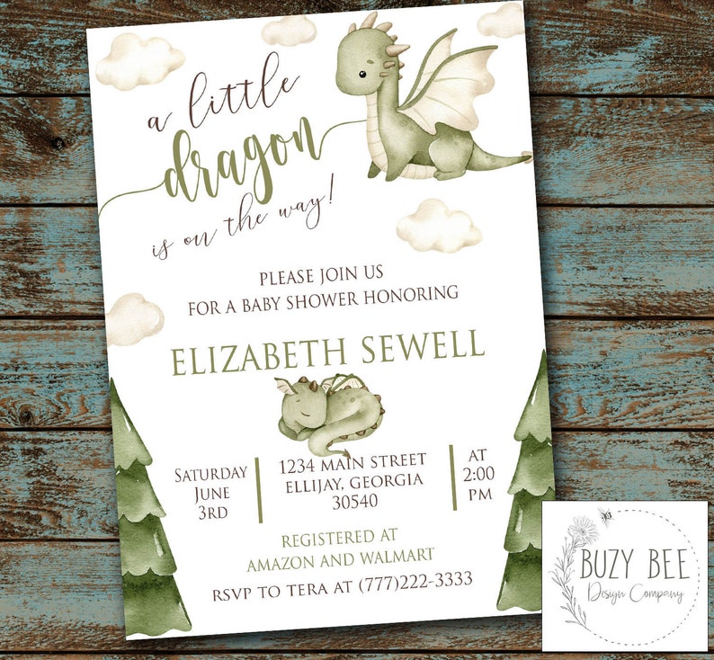 Op de afbeelding: Een uitnodiging voor een babyshower met een groene draakillustratie. De uitnodiging luidt "a little dragon is on the way!" en bevat de naam Elizabeth Sewell, de datum en tijd van de babyshower, en het adres. De uitnodiging bevat ook de tekst "Registered at Amazon and Walmart" en de RSVP-informatie.