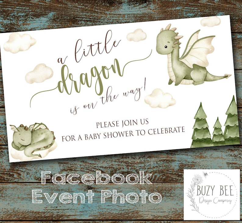 Op de afbeelding: Een witte babyshower-uitnodiging met groene aquarel-illustraties van een draak en dennenbomen. De tekst luidt "a little dragon is on the way!" en "Please join us for a baby shower to celebrate".