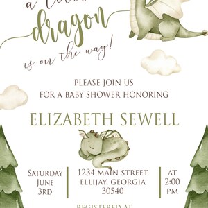 Op de afbeelding: Een uitnodiging voor een babyshower met een illustratie van een groene waterverfdragon. De uitnodiging luidt "a little dragon is on the way!" en bevat de naam Elizabeth Sewell, de datum en tijd van de babyshower, het adres en de registratie-informatie.