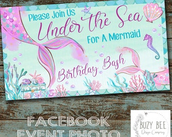 Könnte beinhalten: Ein türkisfarbenes und grünes bedruckbares Schild mit einem Meerjungfrauen-Schwanz, Muscheln und Blasen. Der Text lautet "Please Join Us Under the Sea For A Mermaid Birthday Bash".