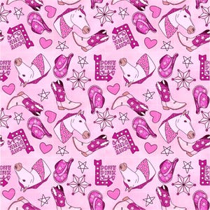 Può includere: Motivo ripetuto rosa e bianco con cavalli, stivali da cowboy, cappelli, stelle, cuori e insegne con la scritta "Pony Pink Club". Il design si ripete su uno sfondo rosa chiaro, creando un'estetica giocosa.