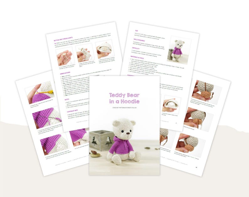 K&ouml;nnte beinhalten: Ein H&auml;kelmusterbuch mit dem Titel "Teddy Bear in a Hoodie" mit Anleitungsseiten. Das Buch zeigt einen wei&szlig;en geh&auml;kelten Teddyb&auml;ren mit einem lila Kapuzenpullover. Die Seiten zeigen Schritt-f&uuml;r-Schritt-Anleitungen mit Bildern. Der Hintergrund ist wei&szlig;.