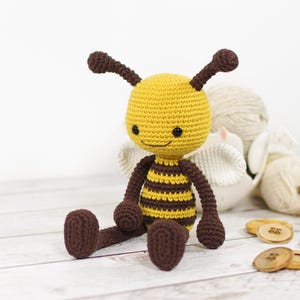 Amigurumi Bee Crochet Pattern -DIY Amigurumi Stuffed Animal - Beginner-Friendly Amigurumi Tutorial with Step-by-Step Photos - PDF in English