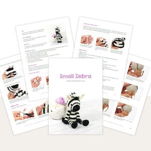 K&ouml;nnte beinhalten: Ein H&auml;kelmuster f&uuml;r ein kleines Zebra-Amigurumi-Spielzeug. Das Muster enth&auml;lt Anleitungen und Fotos zur Herstellung des Zebras, das schwarz-wei&szlig; mit einer rosa Nase ist. Das Muster tr&auml;gt den Titel "Kleines Zebra".