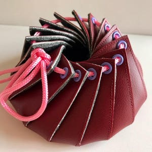 Cadeau pour fumeur - Burgundy Kushin™ Cosy pour pipe à eau et barboteur en verre - Couvre-base en verre