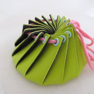 Cadeau pour fumeur - Couvercle de la base du barboteur en verre - Vert citron avec reflets turquoise et rose Kushin™