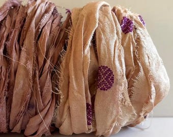 Ruban de soie sari 10 mètres - Ruban de soie sari recyclé - Sable avec broderie et mauve, 5 mètres chaque couleur
