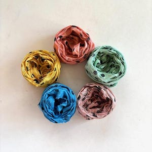 Muestrario de seda sari con lunares - Cinta de seda sari reciclada - 5 colores de lunares, 2 yardas cada uno, 10 yardas en total
