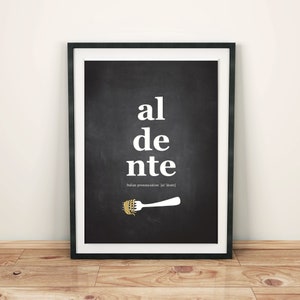 Könnte beinhalten: Schwarz-weißes Kreidetafel-Druckbild mit dem italienischen Ausdruck "al dente" in weißer Schrift. Der Text "Italienische Aussprache: [al 'dente]" steht unter dem Ausdruck. Eine weiße Gabel mit einer gelben Spaghetti-Strähne ist unter dem Text abgebildet.