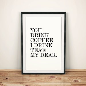 Può includere: Stampa tipografica in bianco e nero con il testo "You drink coffee I drink tea my dear."