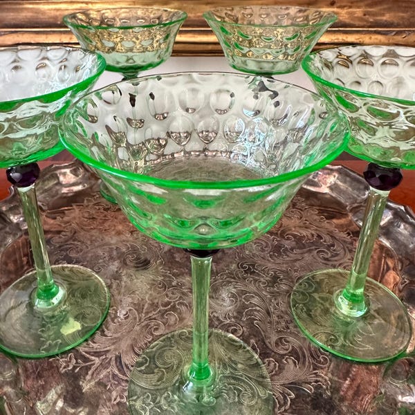 5 splendide COPPE DI CHAMPAGNE in ametista sfaccettata e verde ottico. Un set unico, luminoso e scintillante!